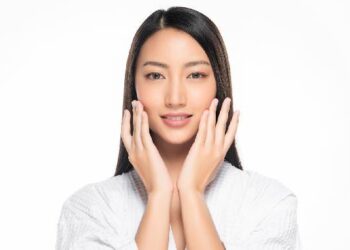 Praktis! Kulit Kencang dengan 8 Gerakan Senam Wajah ini