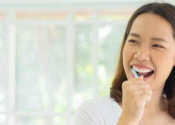 Penyebab dan 6 Cara Menghilangkan Plak Gigi dengan Mudah dan Efektif