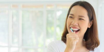 Penyebab dan 6 Cara Menghilangkan Plak Gigi dengan Mudah dan Efektif
