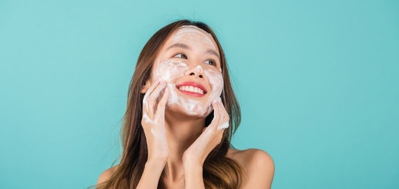 Rekomendasi 12 Sabun Cuci Muka yang Ampuh Atasi Kulit Berjerawat