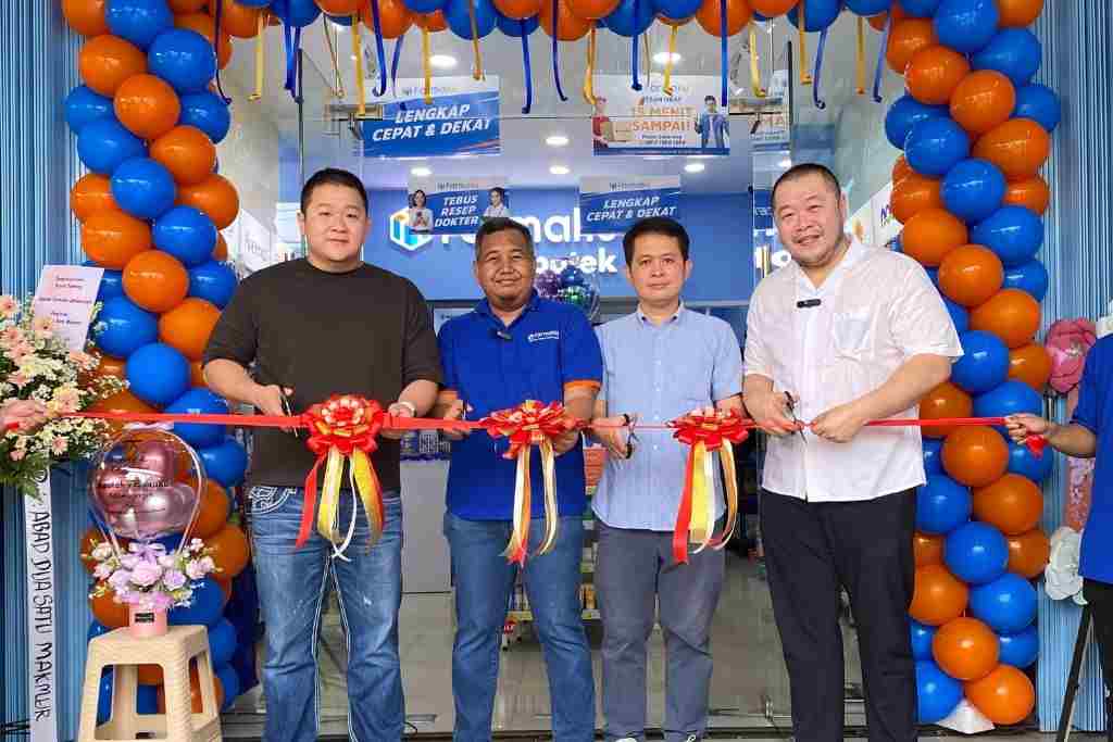 Pemotongan pita Grand Opening Farmaku Jatiwaringin