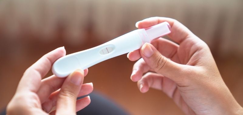 Cara Menggunakan Test Pack yang Benar, Lengkap dengan Cara Bacanya